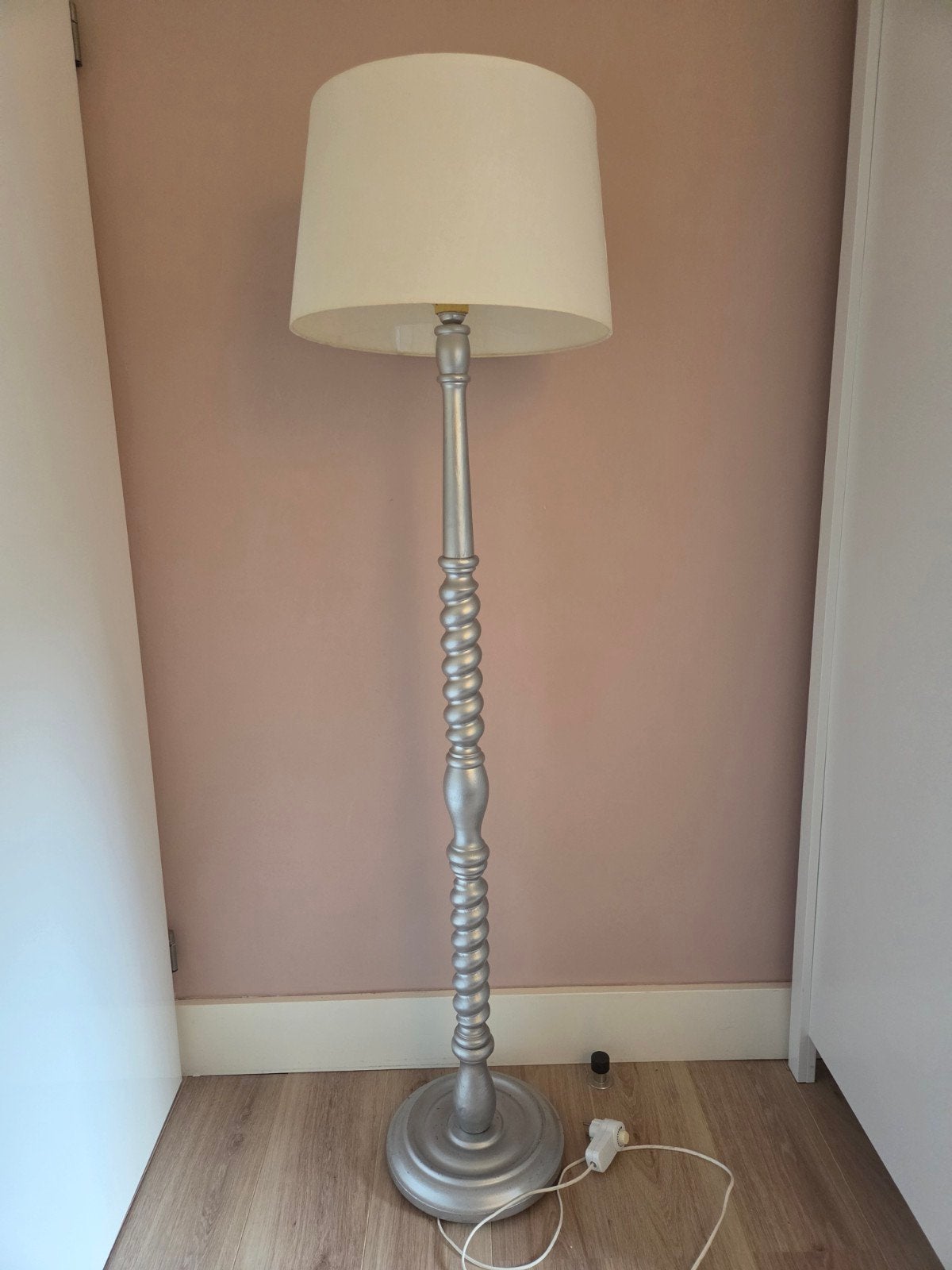 Zilverkleurige vloerlamp met crèmekleurige kap en dimmer, Huis en Inrichting, Ophalen, Gebruikt, Klassiek, Metaal