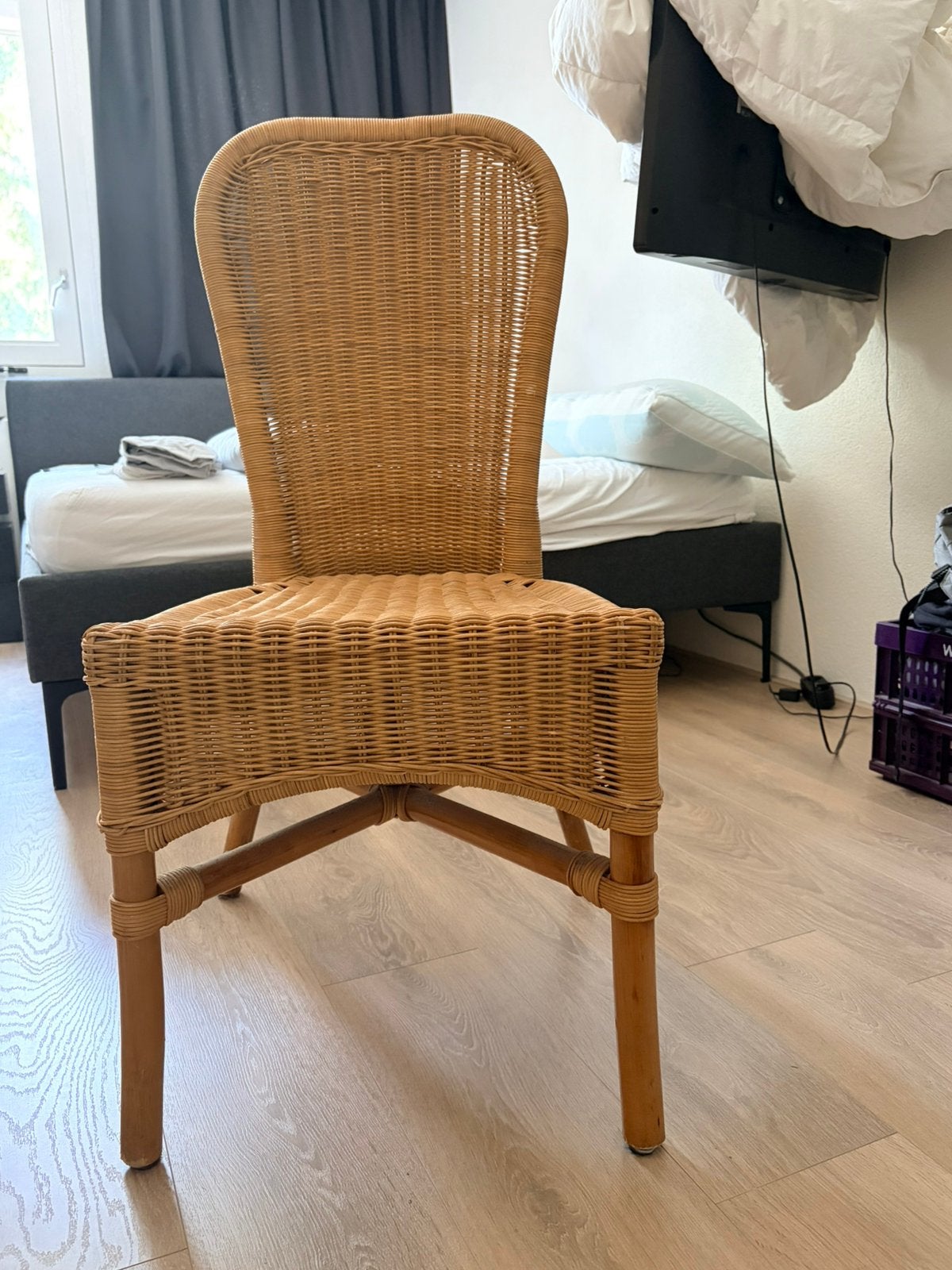 Rieten stoel in prima staat. 2 stuks beschikbaar, Huis en Inrichting, Stoelen, Ophalen, Zo goed als nieuw, Bruin, Eén