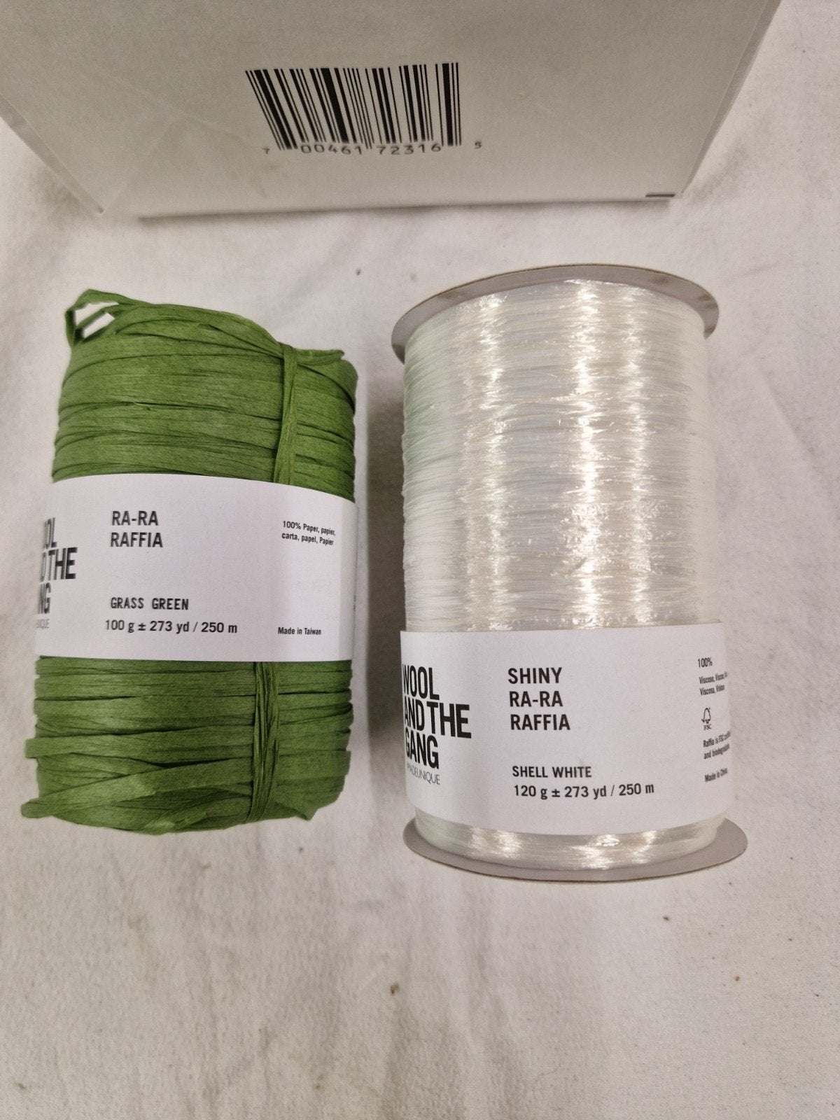Wool and the Gang Ra-Ra Raffia - Grass Green & Shell White, Hobby en Vrije tijd, Overige thema's, Nieuw, Meerkleurig, Ophalen of Verzenden