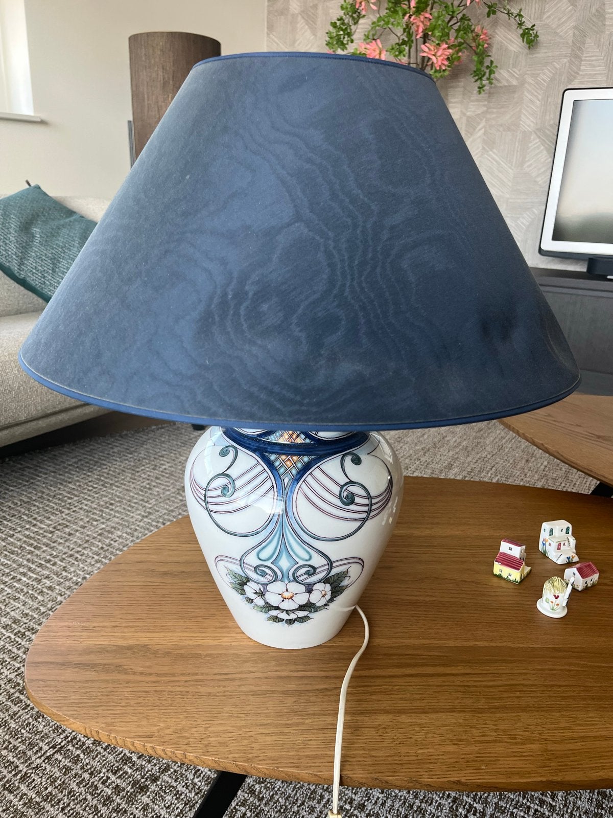 Schemerlamp met porseleinen voet van Makkum aardewerk, Makkum, Zo goed als nieuw, Minder dan 100 cm, Steen/keramiek