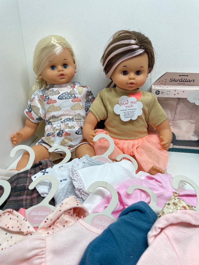 Skrallan pop met kledingsetjes (45 cm), Kinderen en Baby's, Speelgoed | Poppen, Ophalen of Verzenden, Nieuw, Babypop