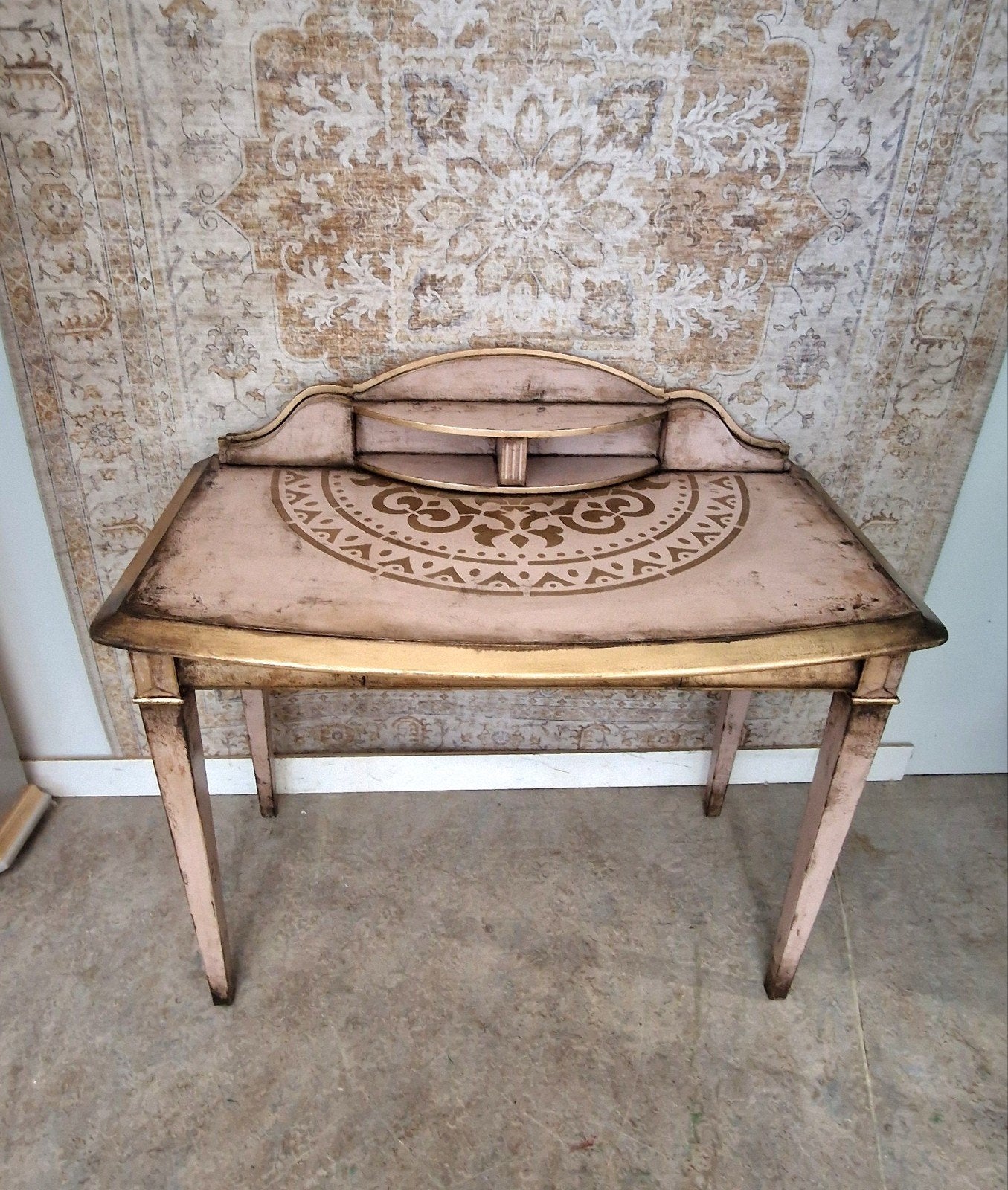 Vintage look kaptafel in Roze met mandala patronen, Huis en Inrichting, Tafels | Kaptafels, Donyavimin@gmail.com, Mina Donyavi Meubels