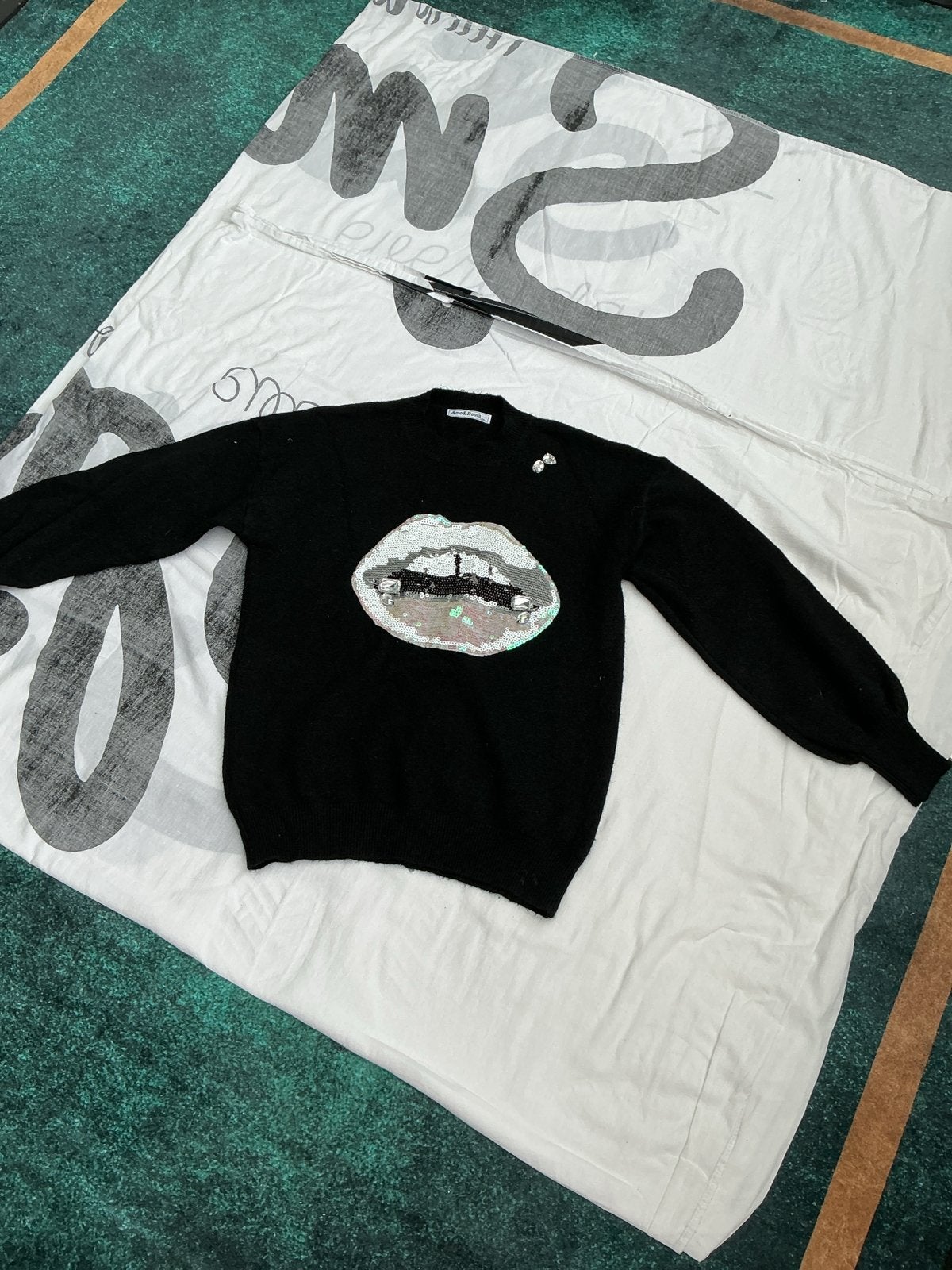 Zwarte trui met pailletten lippen - Amo&Roma, Kleding | Dames, Ophalen of Verzenden, Nieuw, Maat 38/40 (M), Zwart