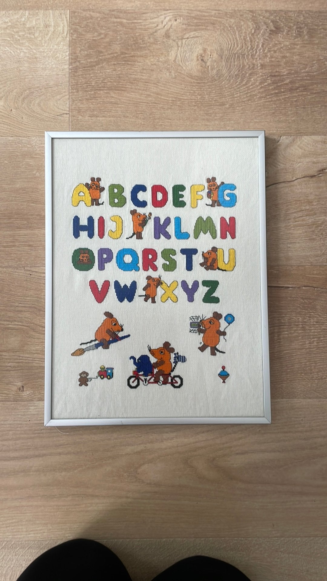 Geborduurd schilderij alfabet, serie „Mit de maus”, Achter glas, Overige stijlen, Doek, Overige technieken