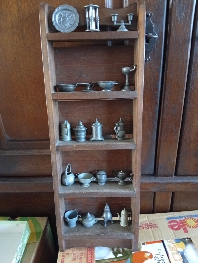 Houten rekje met diverse tinnen miniatuur objecten, Ophalen of Verzenden