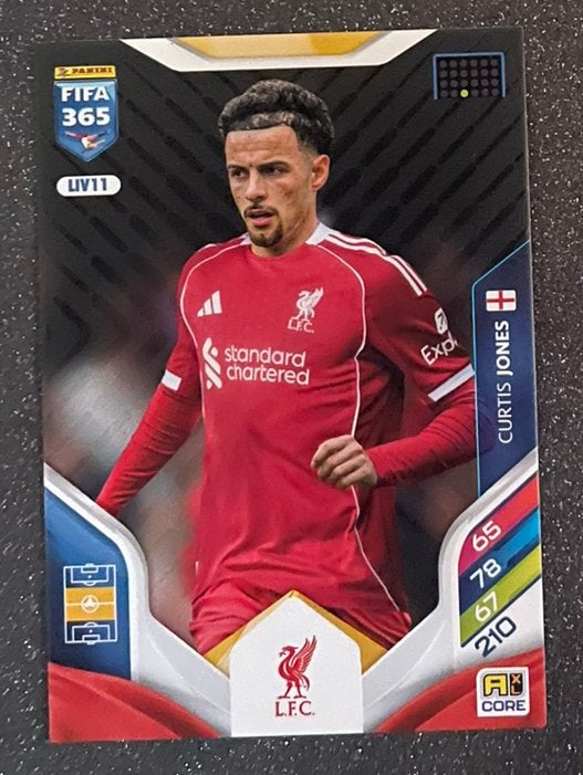 Panini Fifa365 2026    CURTIS JONES    LIVERPOOL FC, Hobby en Vrije tijd, Verzenden, Zo goed als nieuw, Plaatje