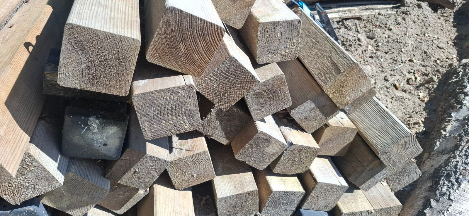 Partij houten palen en liggers, Gebruikt, 250 tot 300 cm, 50 mm of meer, Balk