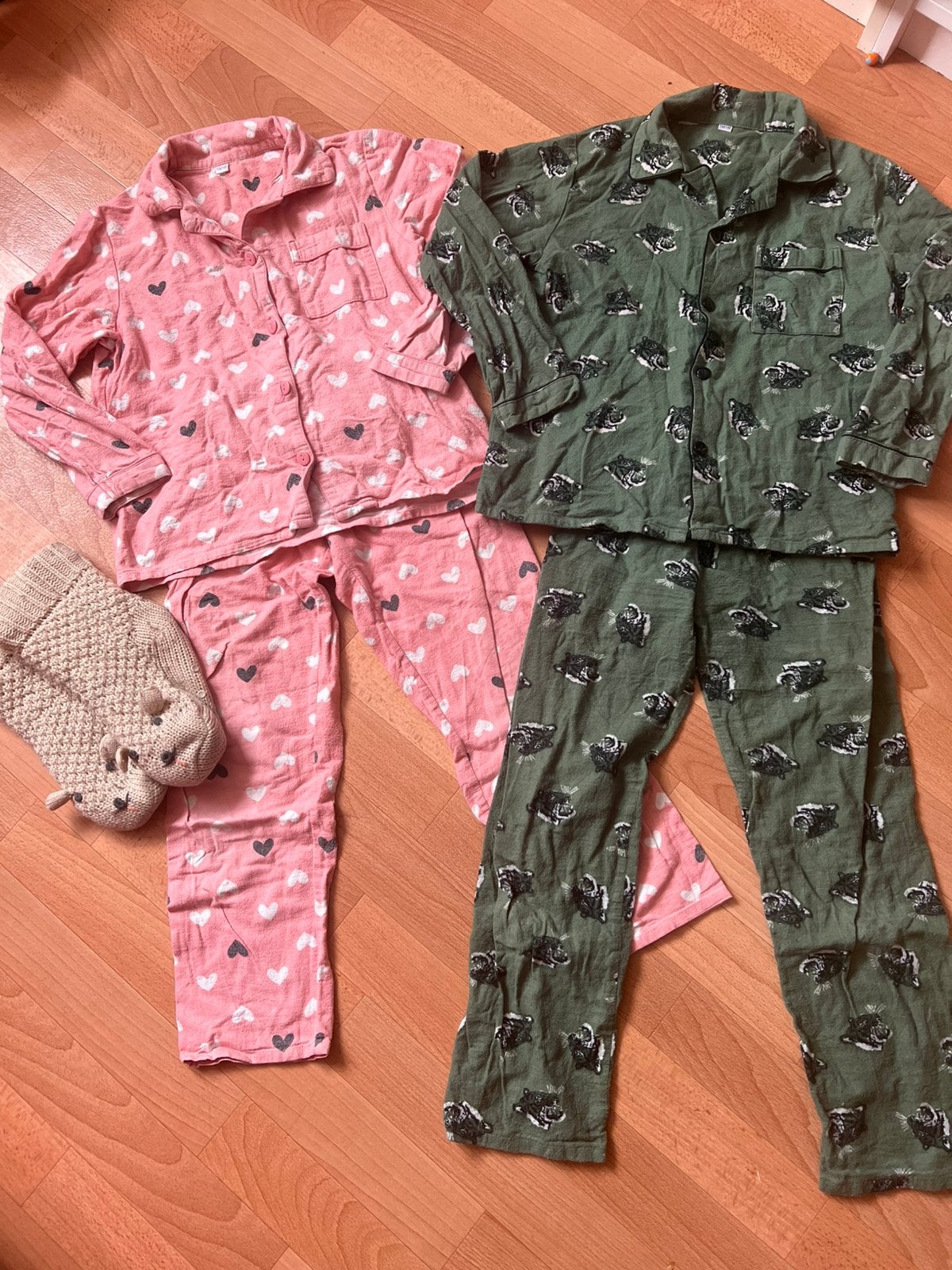 Pyjama’s 2 stuks, 134/140, flanel en sloffen, Ophalen of Verzenden, Zo goed als nieuw, Meisje, Nacht- of Onderkleding