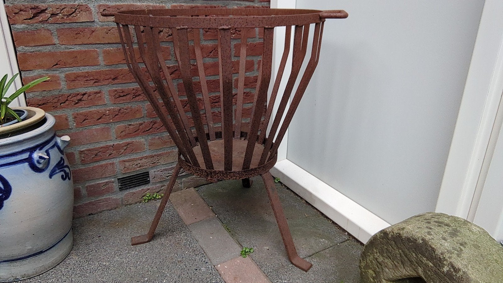 decoratieve vuurkorf. 84 cm hoog 60 cm breed., Ophalen