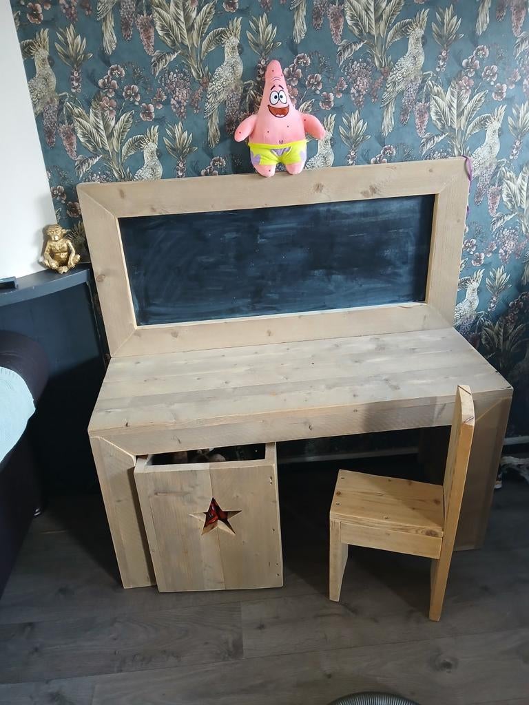Houten kinderbureau met krijtbord en stoel, Kinderen en Baby's, Kinderkamer | Tafels en Stoelen, Ophalen of Verzenden, Gebruikt