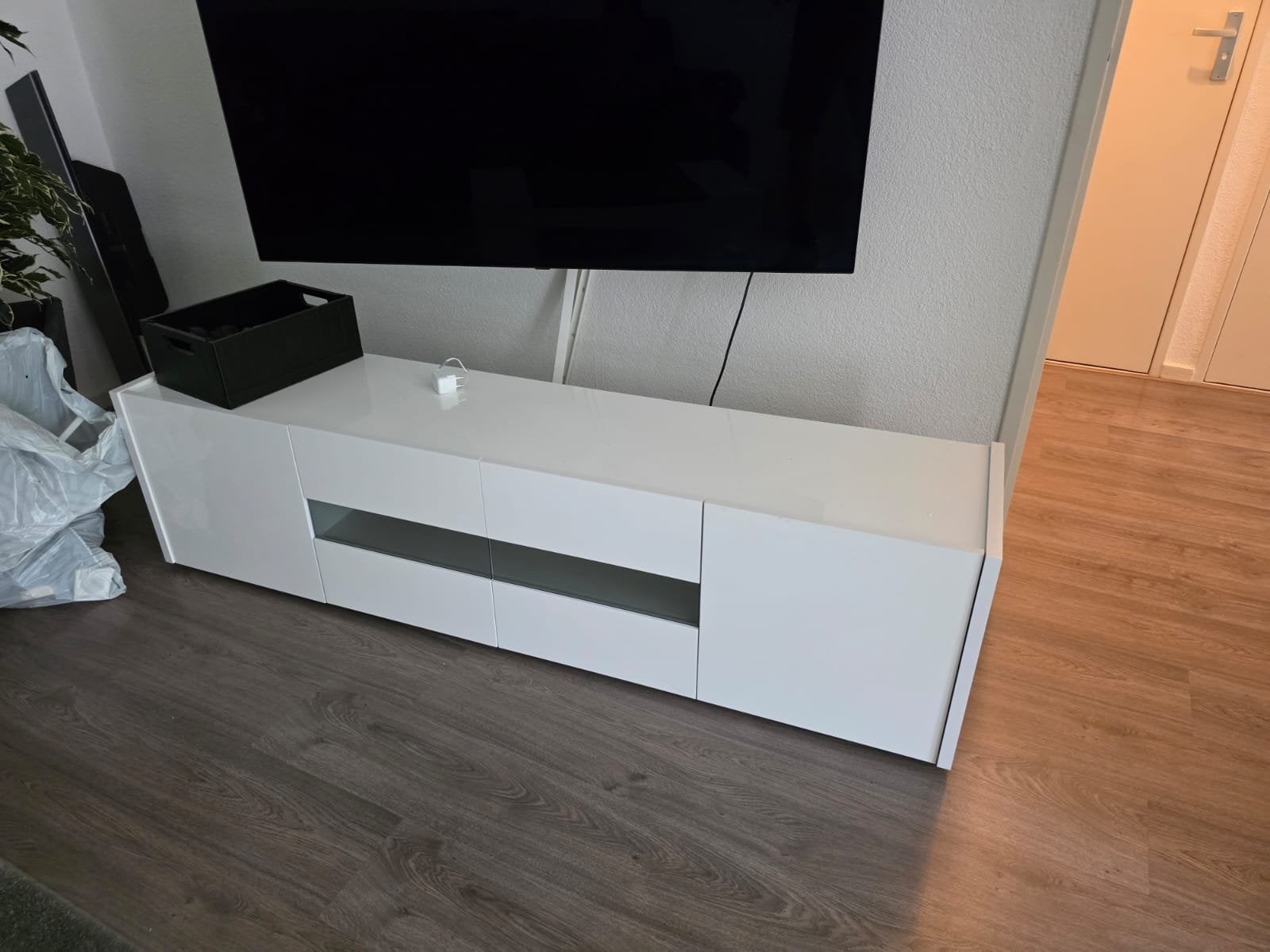 Modern wit tv-meubel met opbergruimte, Huis en Inrichting, Kasten | Televisiemeubels, Ophalen, Overige materialen, Gebruikt, 150 tot 200 cm