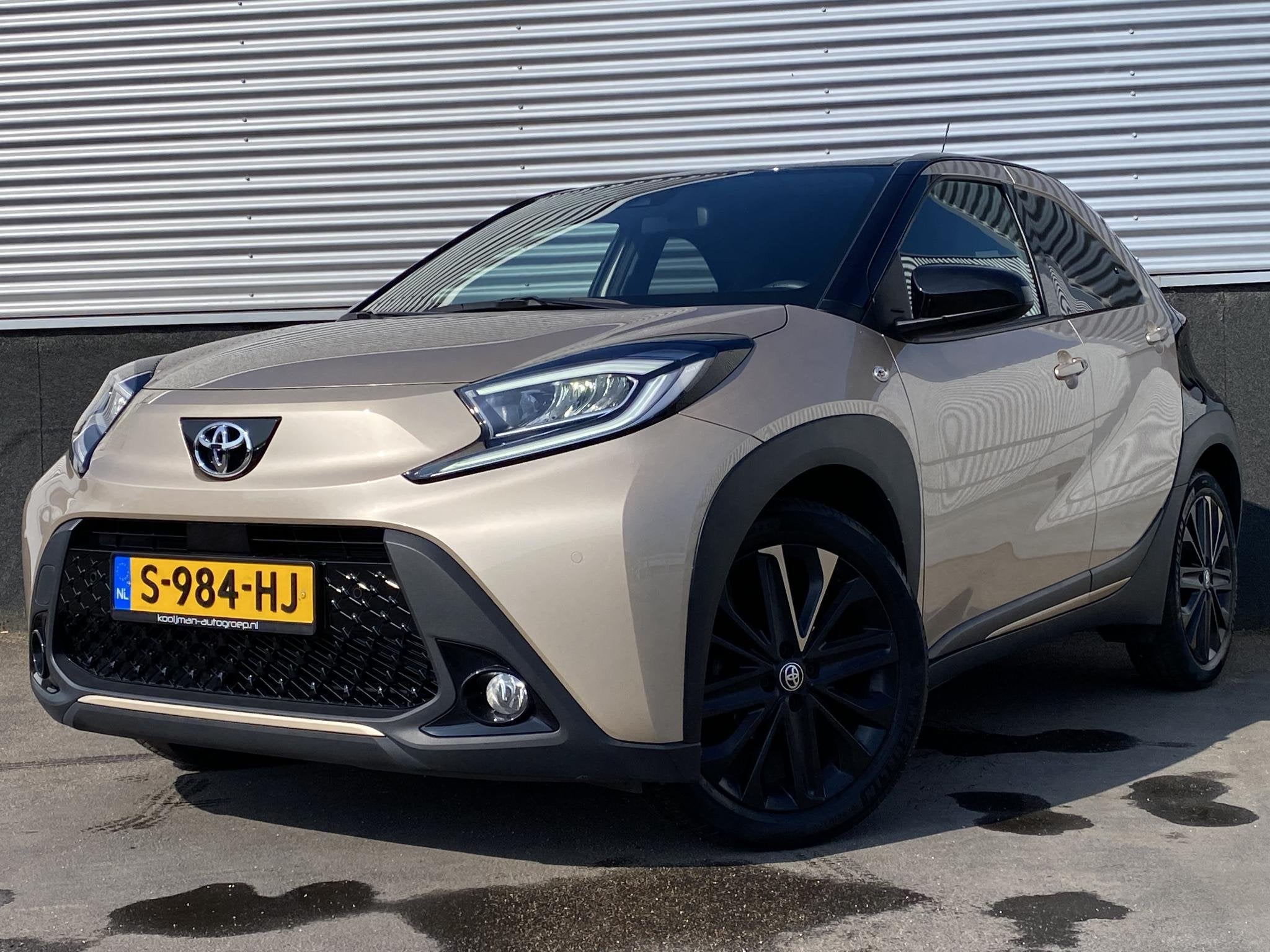 Toyota Aygo X 1.0 VVT-i S-CVT Premium Automaat NL-auto, 1e e, Gebruikt, Bruin, 4 stoelen, Leder en Stof