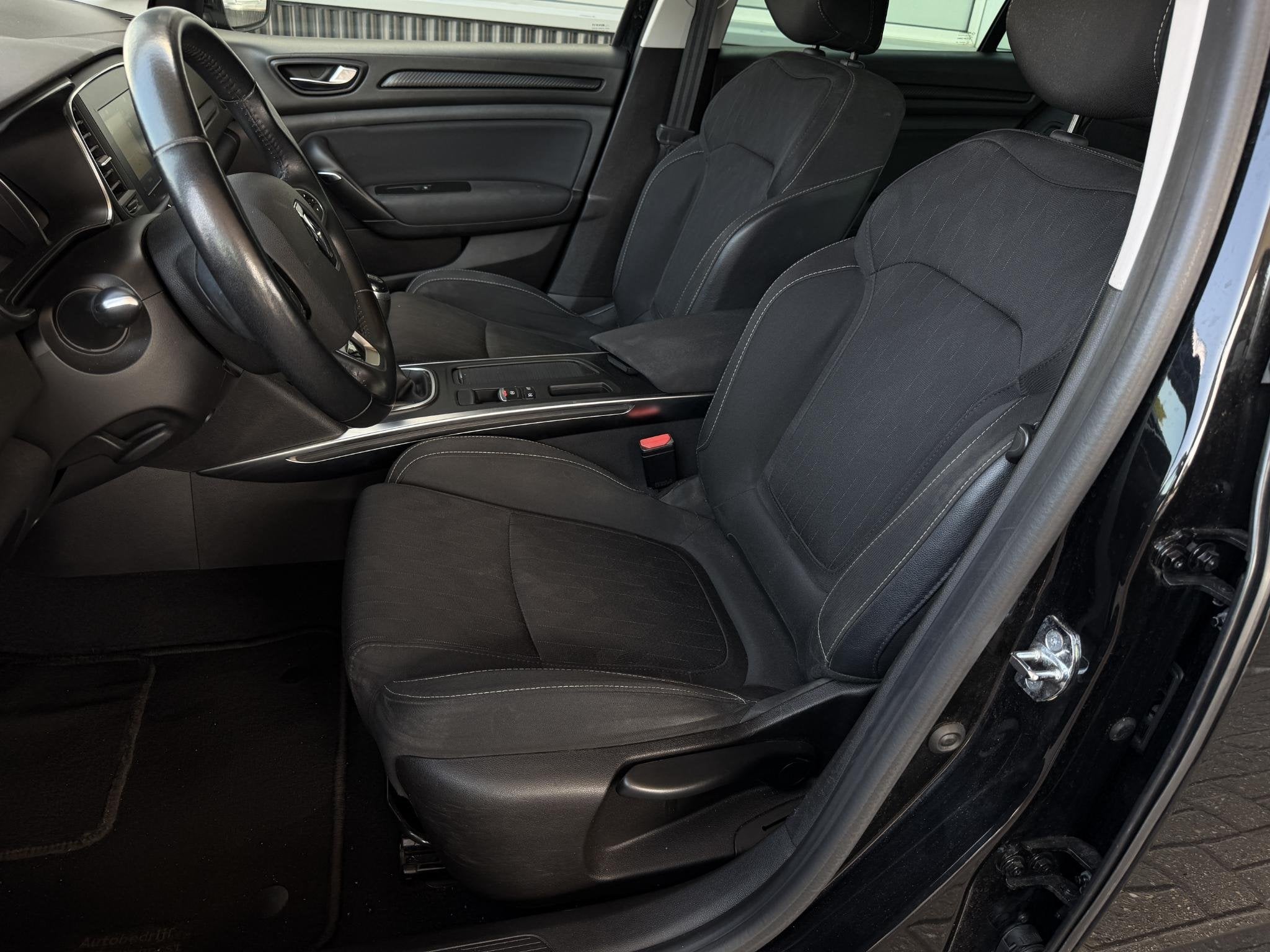 Renault Mégane Estate 1.3 TCe Limited 116pk | CarPlay | Cli, Voorwielaandrijving, Parkeersensor, Stof, Gebruikt