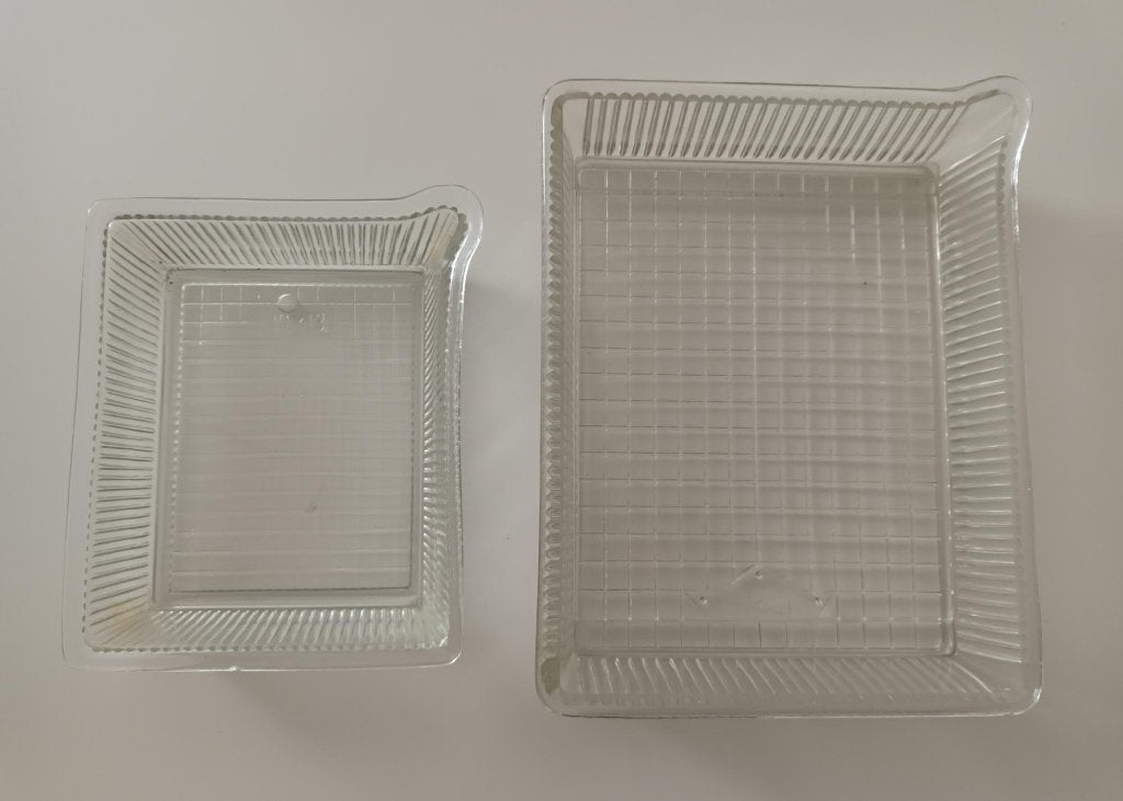 2 vintage medische schalen met ruitjes patroon en schenktuit, Ophalen of Verzenden