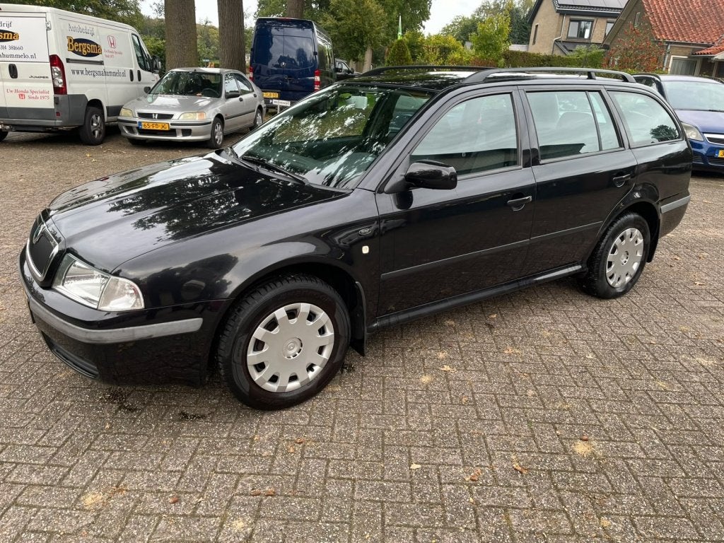 Skoda Octavia 1.6 COMBI 75KW (bj 2003), Auto's, Gebruikt, Zwart, 4 cilinders, Zwart