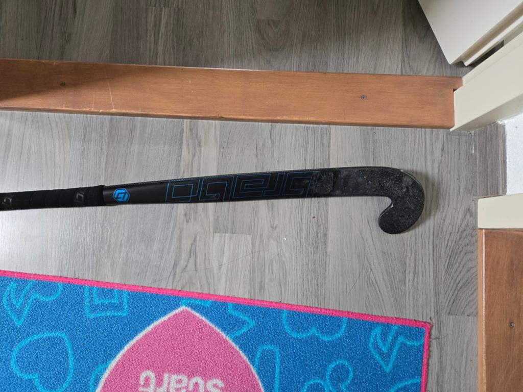 Brabo 60% carbon hockeystick senior veld (36,5 L maat), Sport en Fitness, Hockey, Ophalen, Stick