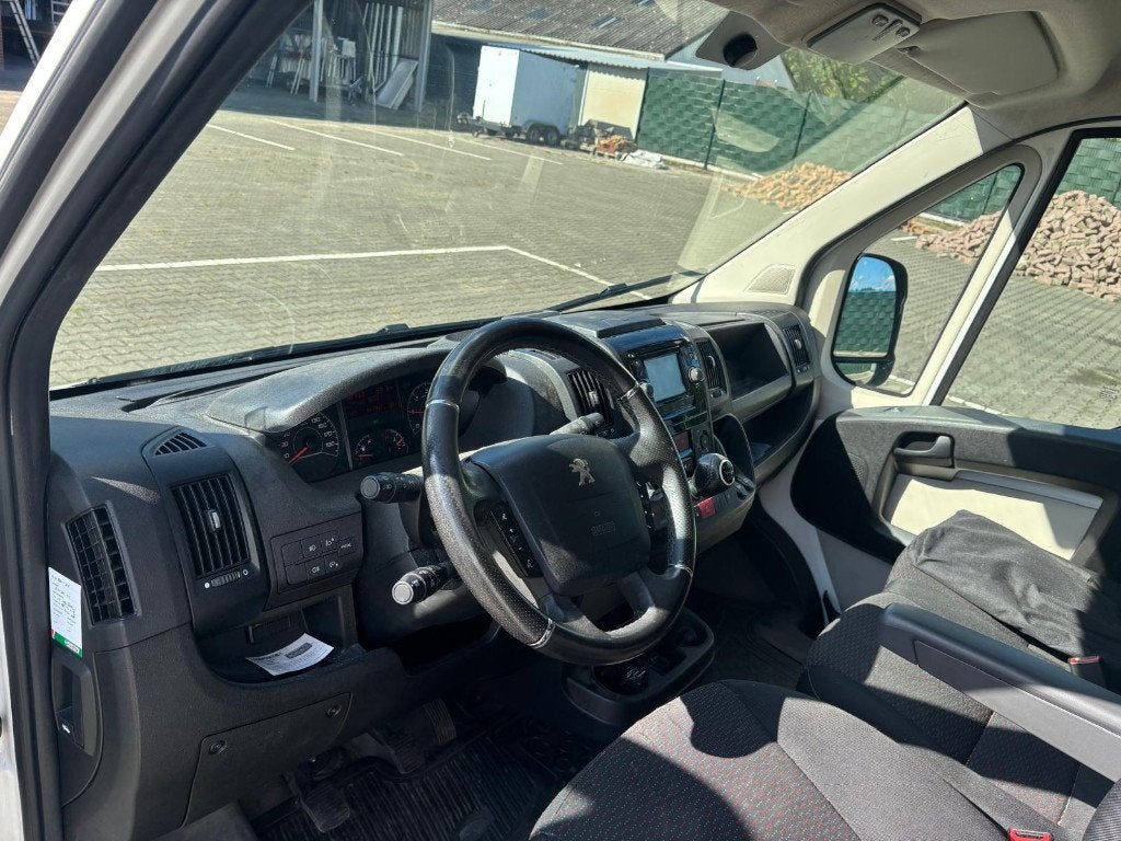 Foto 15 van Peugeot Boxer GB 330 L2h2 130PK 2017 luchtgeveerde stoel