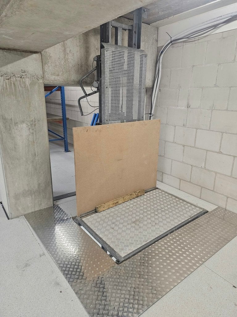 Magazijnlift / goederenheffer inclusief besturingskast, Ophalen, Zo goed als nieuw, IJzer