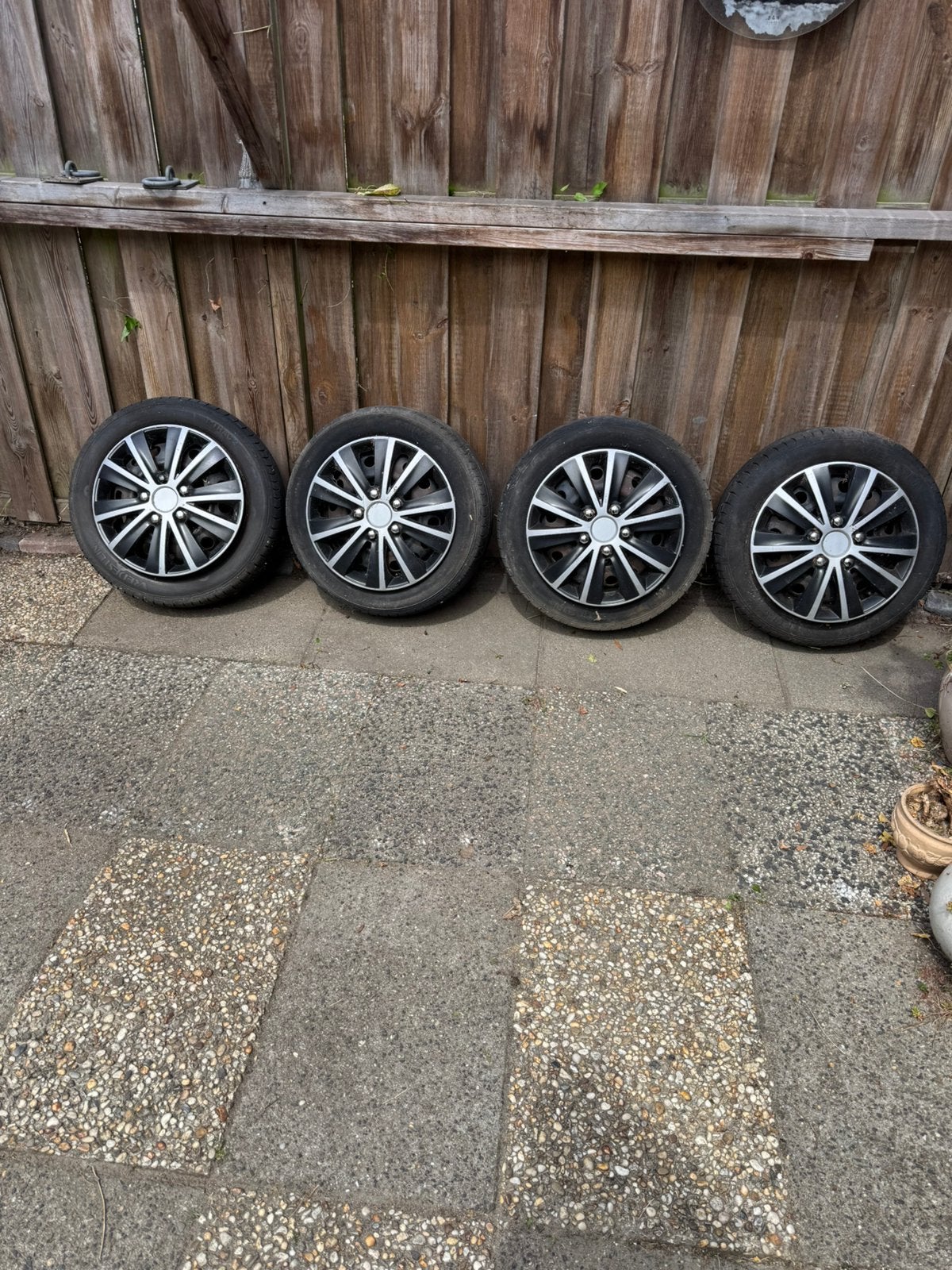 Te koop oude velgen voor Peugot 107, met wieldoppen., Auto-onderdelen, Banden en Velgen, Ophalen, Zomerbanden, Velg(en)