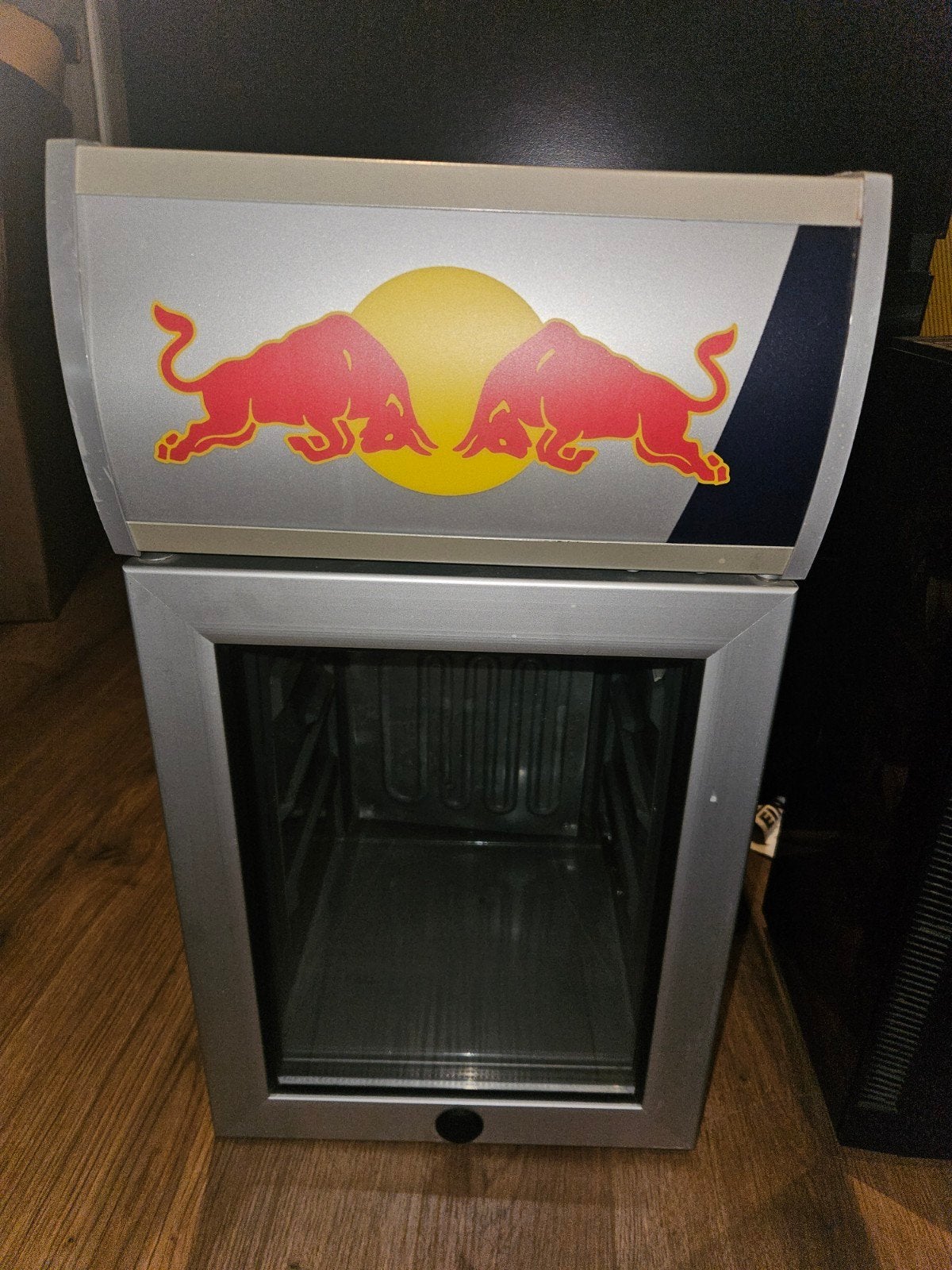 Red Bull ijskast - Koelt heelaas niet, verlichting defect, Minder dan 75 liter, Ophalen, Zonder vriesvak, Minder dan 85 cm