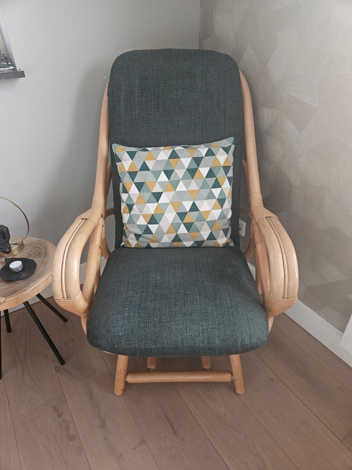 Comfortabele rotan stoel met donkergroene kussen, Huis en Inrichting, Ophalen, Gebruikt, Overige kleuren, Bohemian, Natuurlijk, Comfortabel