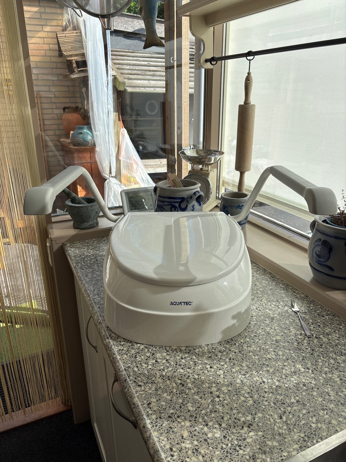 AQUATEC Toilet verhoger met steunen, Diversen, Verpleegmiddelen, Ophalen, Zo goed als nieuw