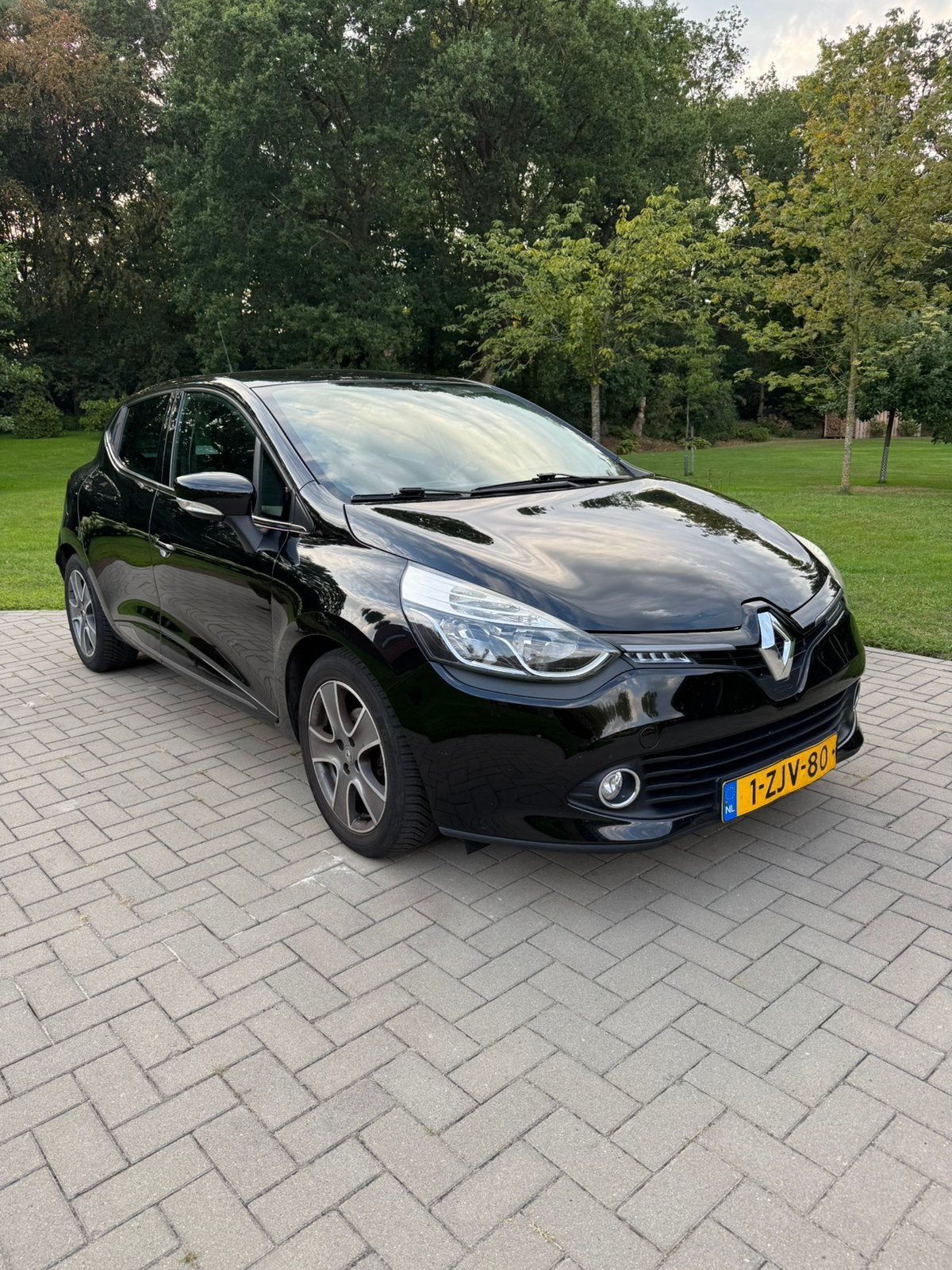 Renault Clio 0.9 TCE 66KW 5-DRS 2015 Zwart, Voorwielaandrijving, 898 cc, 40 €/maand, 540 kg