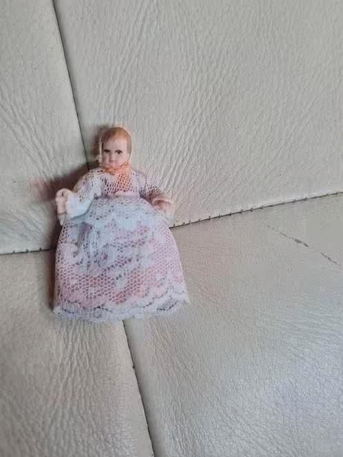 Caco Popje Babypop met Porseleinen Hoofdje - Poppenhuis Mini, Verzamelen, Poppenhuizen en Toebehoren, Ophalen of Verzenden, Gebruikt