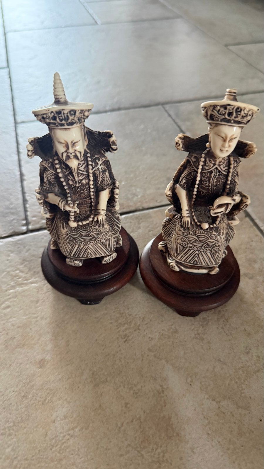 Twee Chinese beelden op houten sokkel, Made in Hong Kong, Beige, Handgemaakt, China, Beeld