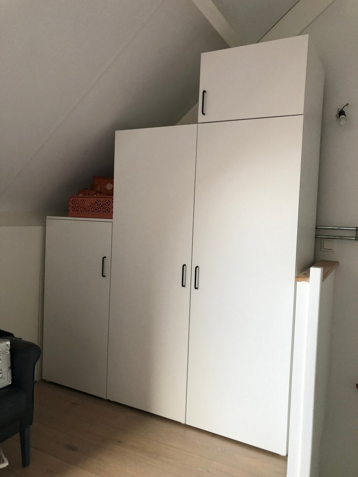 Platsa kast wit voor onder schuine wand, Huis en Inrichting, Kasten | Kledingkasten, Ophalen, Zo goed als nieuw