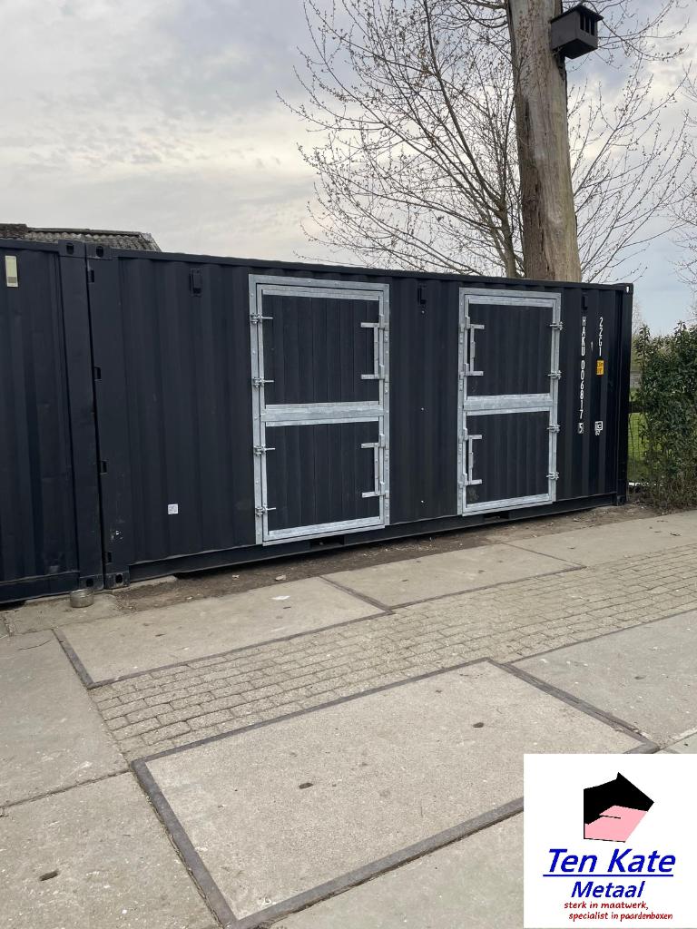 20 FT stalcontainer NIEUW, Weidegang, 2 of 3 paarden of pony's
