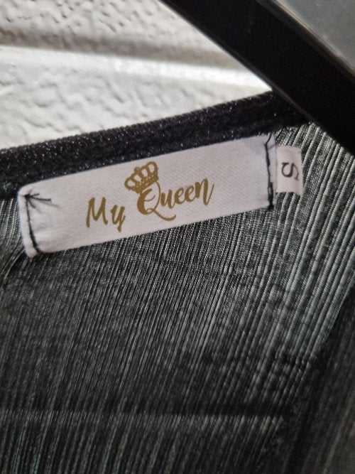 jurk zwart met glitter my queen maat S, Kleding | Dames, Ophalen of Verzenden, 'T Olde Gre-j, Info@toldegrej.nl, Endepoelstraat 20f Didam