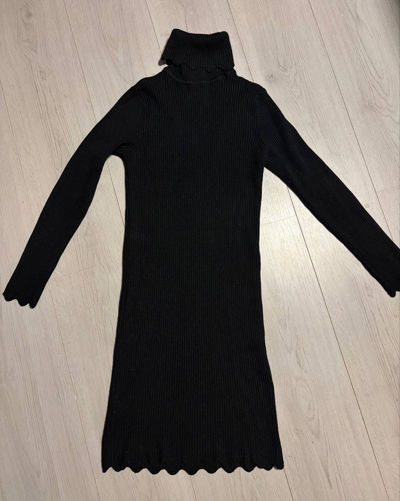 Zwarte jurk met gekartelde details - FEI XIANG S.R.L., Kleding | Dames, Jurken, Verzenden, Zo goed als nieuw, Maat 36 (S), Zwart