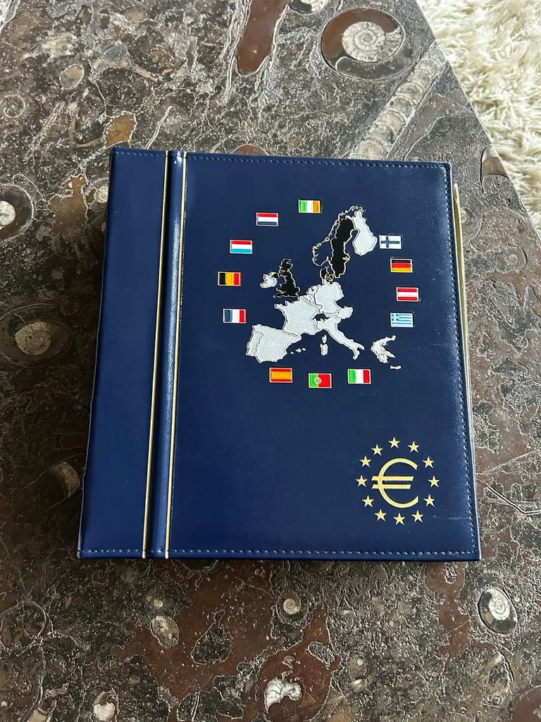 Leuchtturm Euro Muntalbum met Munten, Postzegels en Munten, Munten | Europa | Euromunten, Ophalen of Verzenden, Overige landen