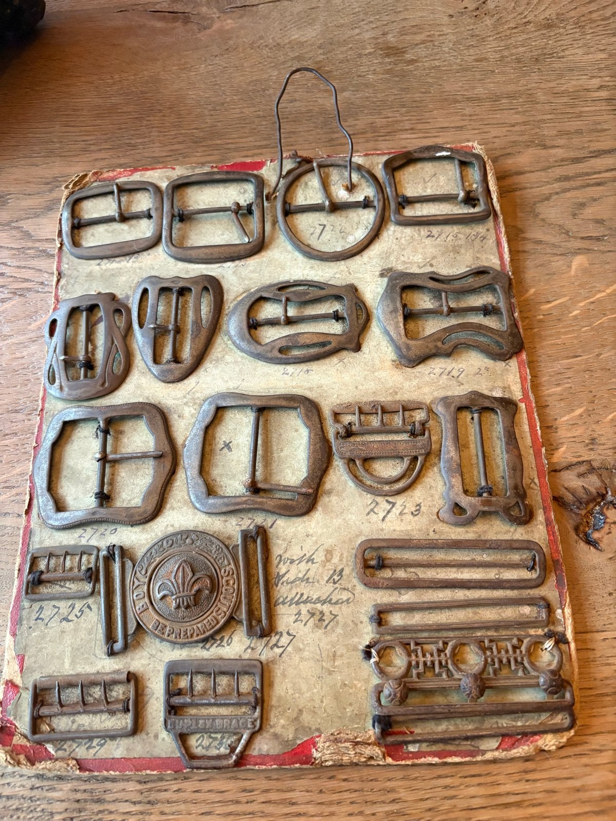 Zeldzaam Historische gespen op display,circa 1910 Engeland, Ophalen of Verzenden, Gebruikt