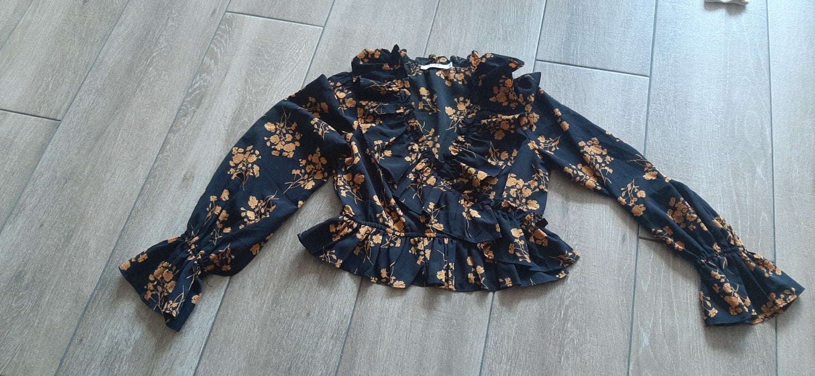 Zwart kort gebloemd blousje mt 36, Kleding | Dames, NA-KD, Zwart, Ophalen of Verzenden, Zo goed als nieuw