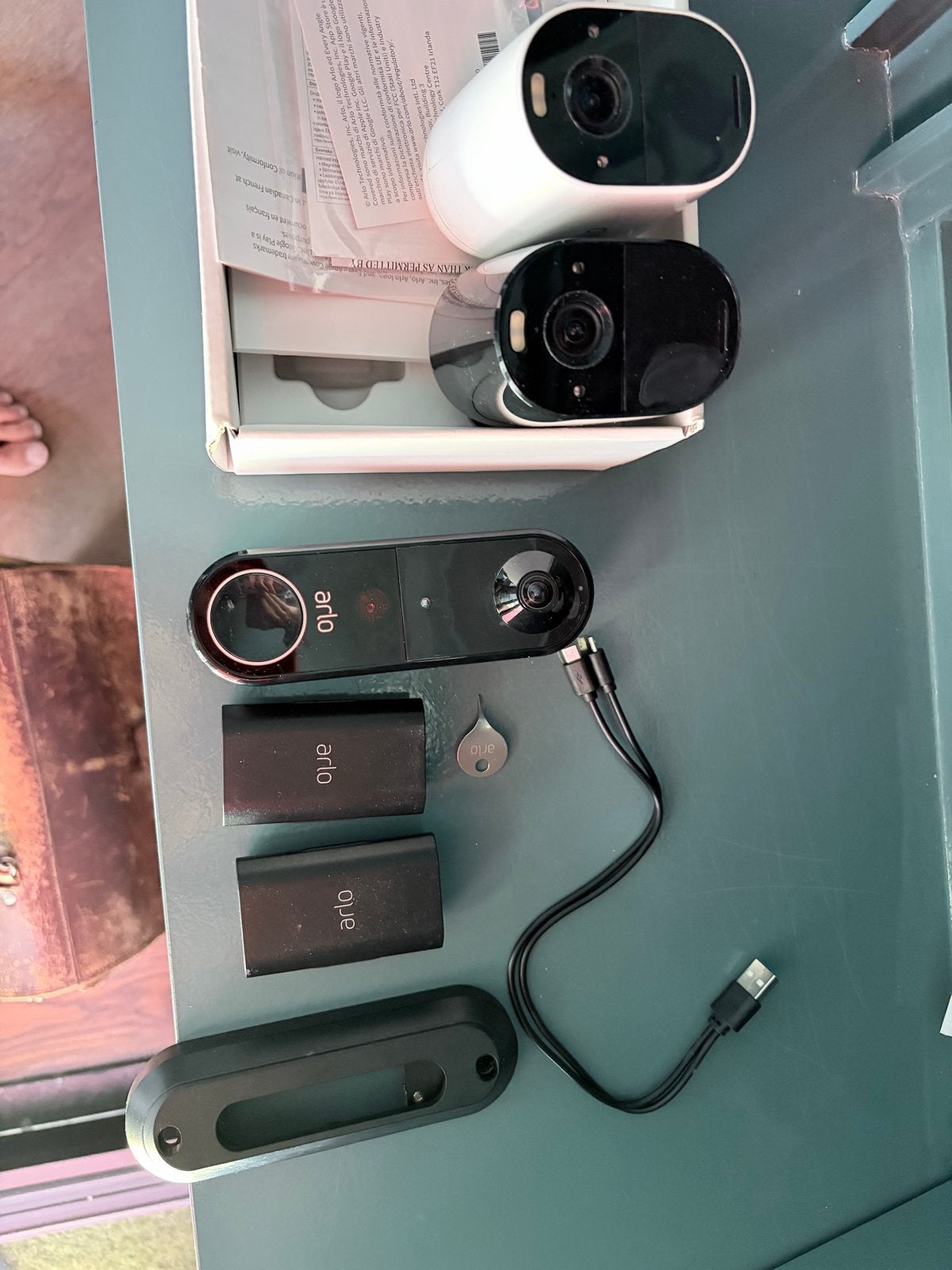Arlo Beveiligingsset: 2 Camera's, Deurbel + Extra Batterij, Ophalen, Gebruikt, Buitencamera