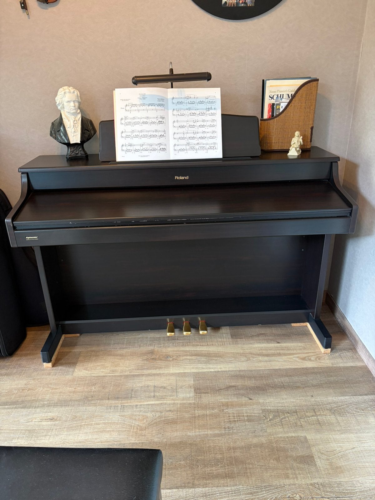 Roland elektrische piano met ombouw., Ophalen, Gebruikt, Bruin, Digitaal