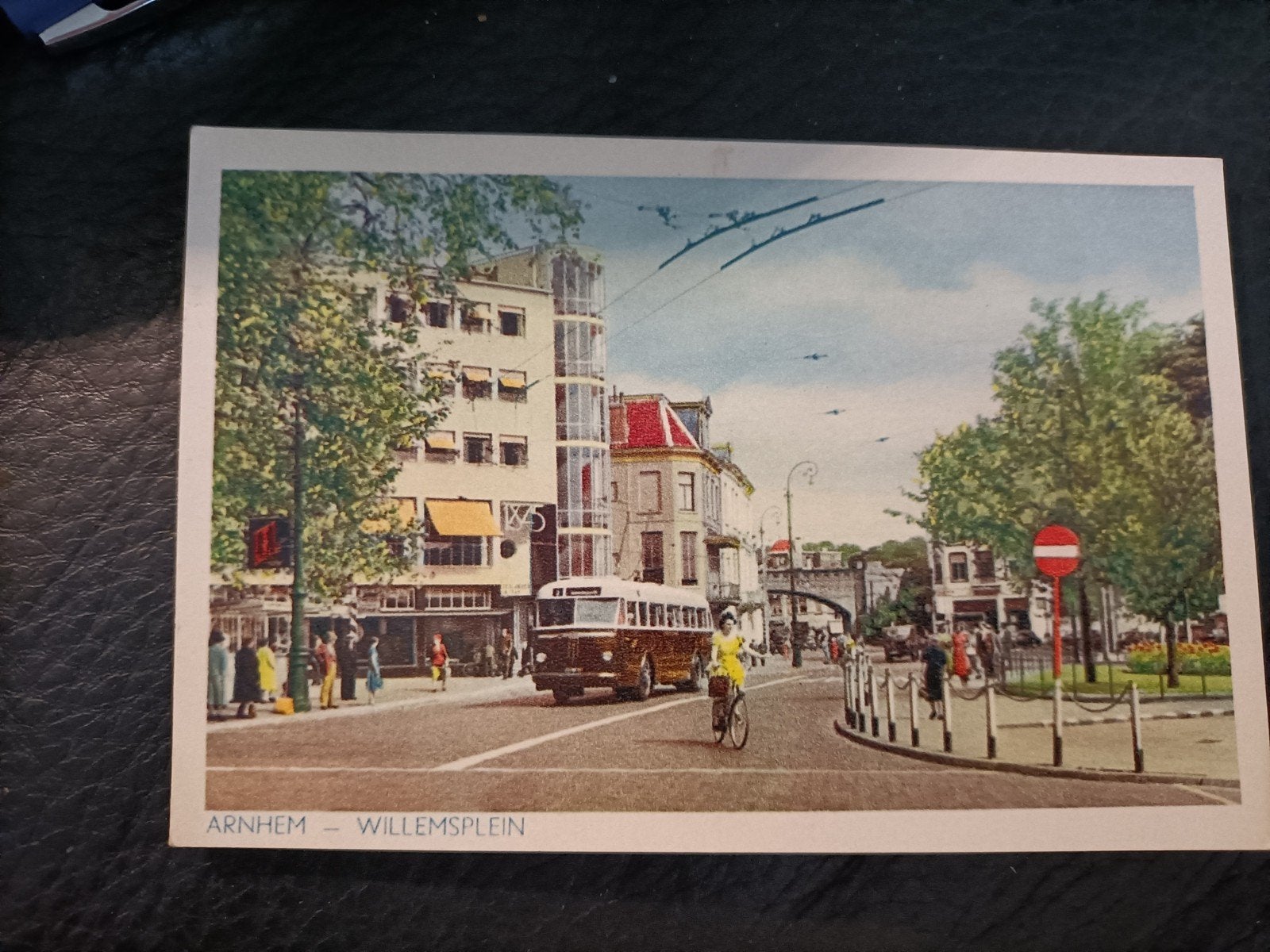 Arnhem Willemsplein postzegel 4 cent. trolleybus, Verzamelen, Ophalen of Verzenden, 1940 tot 1960, Gelopen, Gelderland
