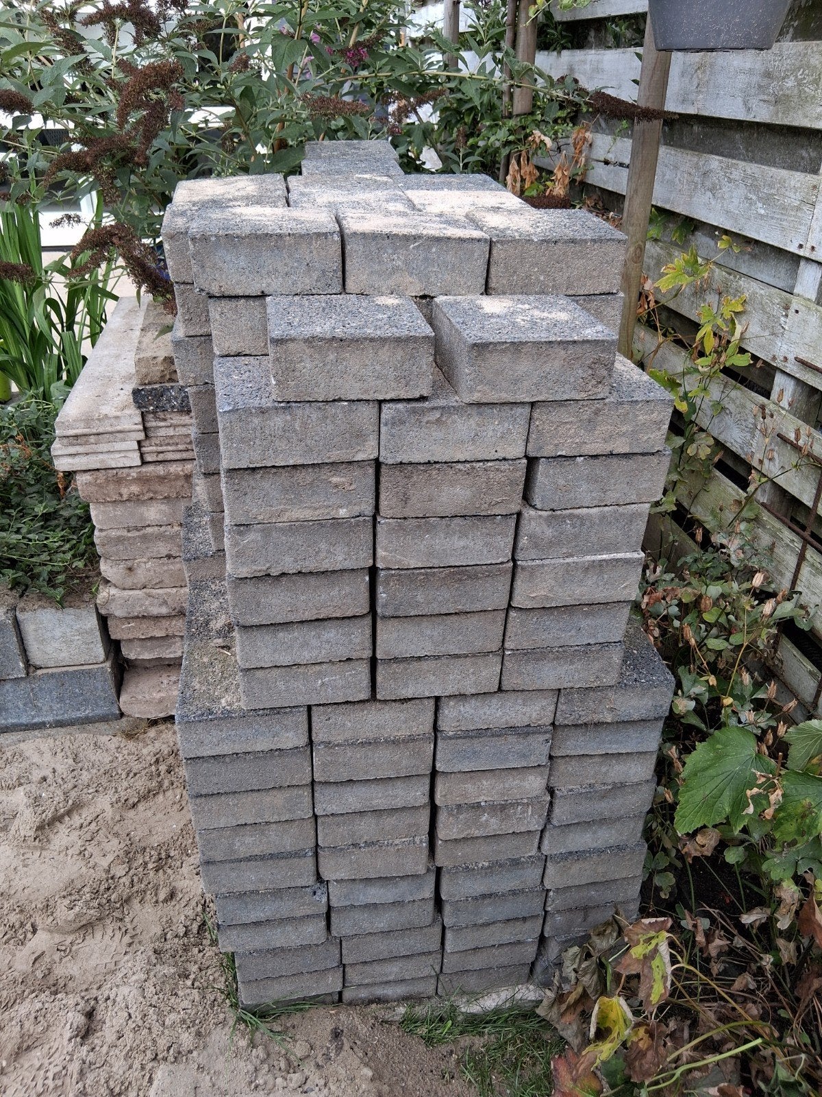 Ongeveer 200 gebruikte tuintegels (sierbestrating) 15x15x6 c, Tuin en Terras, Ophalen, Gebruikt, Beton, Terrastegels