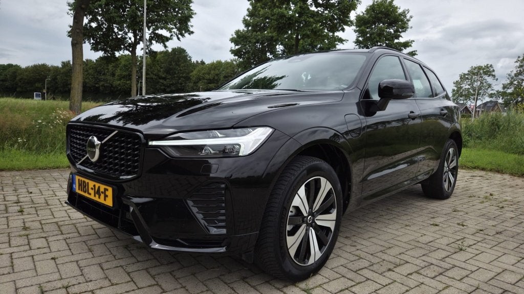 Volvo XC60 2.0 T6 AWD + plus dark LONG RANGE! (bj 2023), Auto's, Automaat, Gebruikt, Euro 6, 4 cilinders