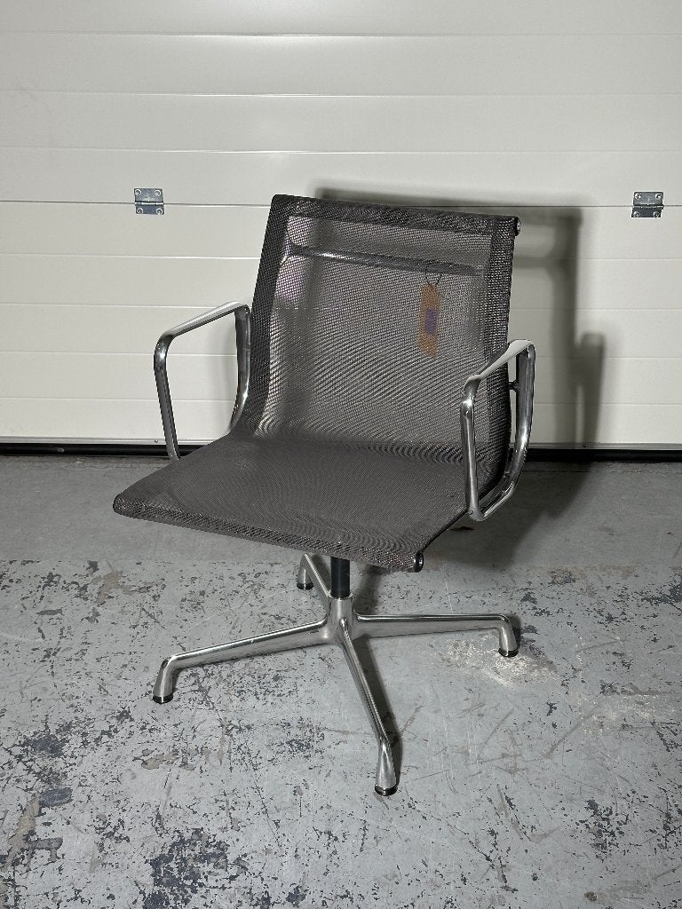 Vitra EA 108 Aluminium Chair – Antraciet Netweave, Ophalen, Gebruikt, Grijs, Bureaustoel