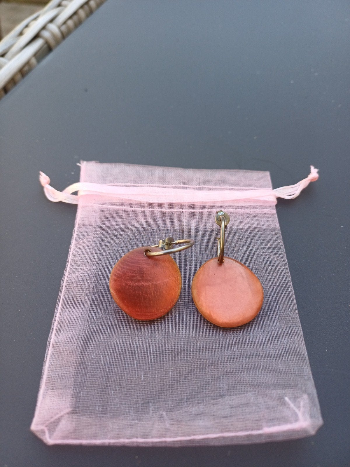Mooie parelmoer oorhangers, Sieraden, Tassen en Uiterlijk, Oorbellen, Overige materialen, Hangers, Oranje, Ophalen of Verzenden