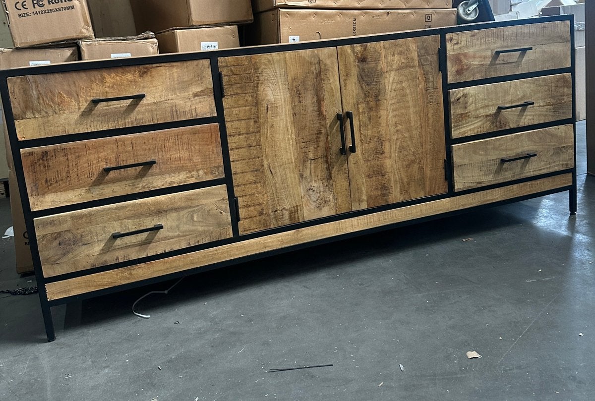Mooie Acacia houten dressoir wandkast met metalen poten, Huis en Inrichting, Kasten | Dressoirs, Ophalen of Verzenden, Zo goed als nieuw