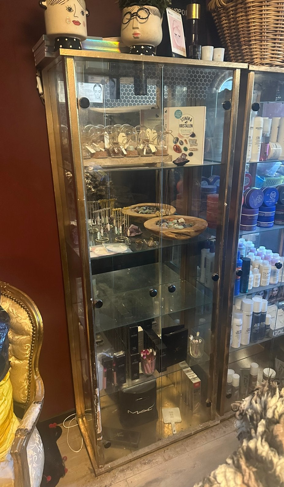 Vintage vitrine kast goud met spiegel, Ophalen, 50 tot 100 cm, Zo goed als nieuw, 150 tot 200 cm