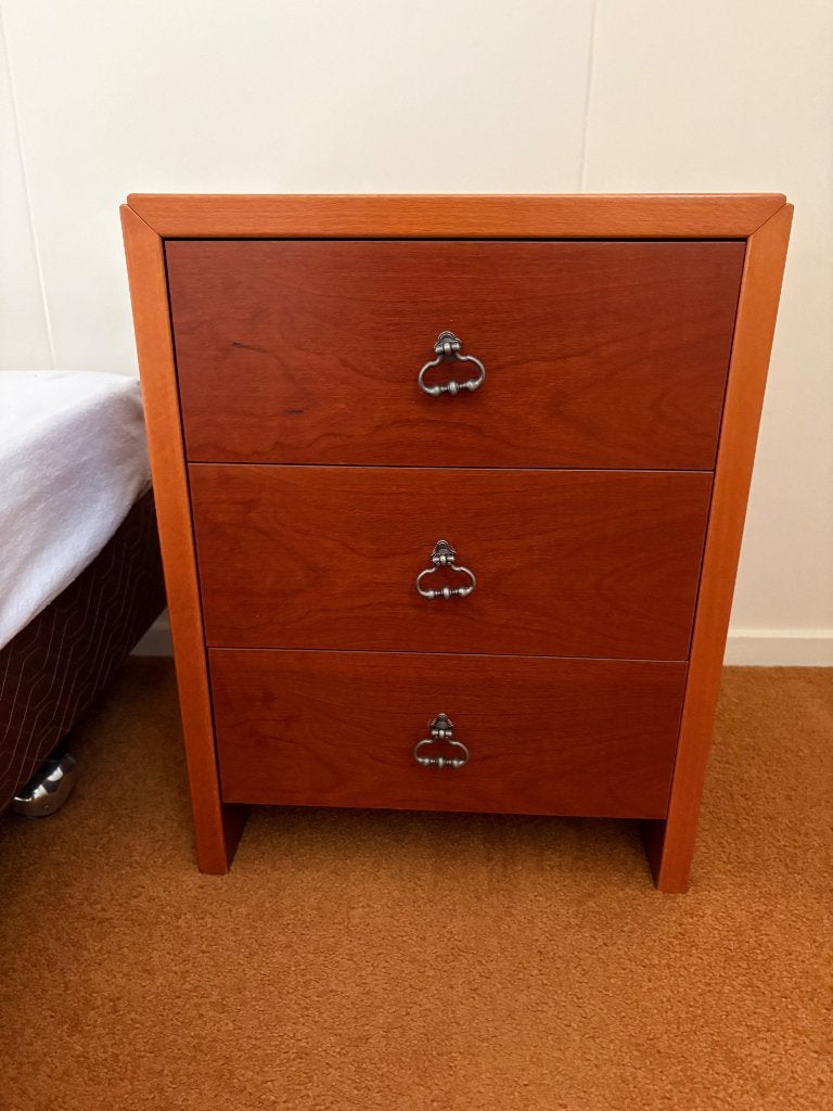 Prima nachtkastje kersenkleur met 3 lades, Ophalen, Gebruikt, Minder dan 45 cm, 55 tot 70 cm