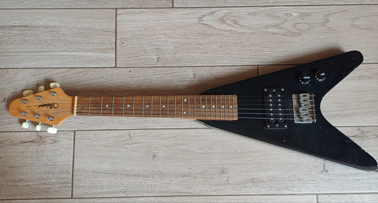 Elektrische gitaar kind Volcaco Flying-V, Muziek en Instrumenten, Ophalen of Verzenden, Gebruikt, Solid body, Overige merken