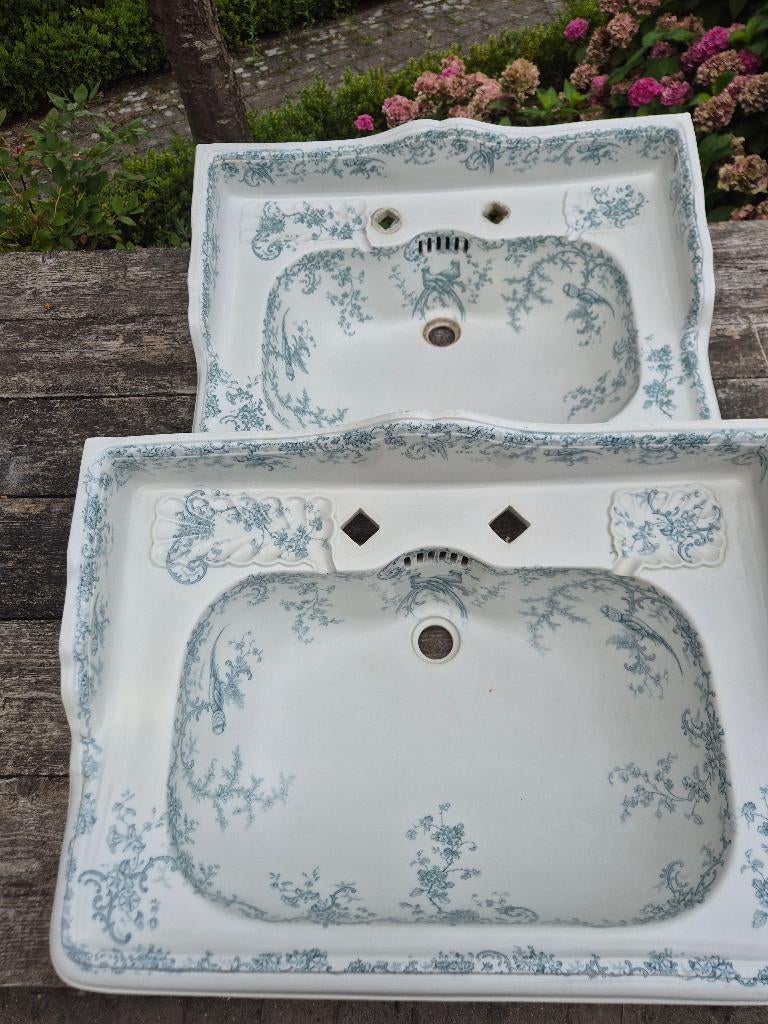 Twee identieke antieke wastafels groen decor pauwen Cauldon
