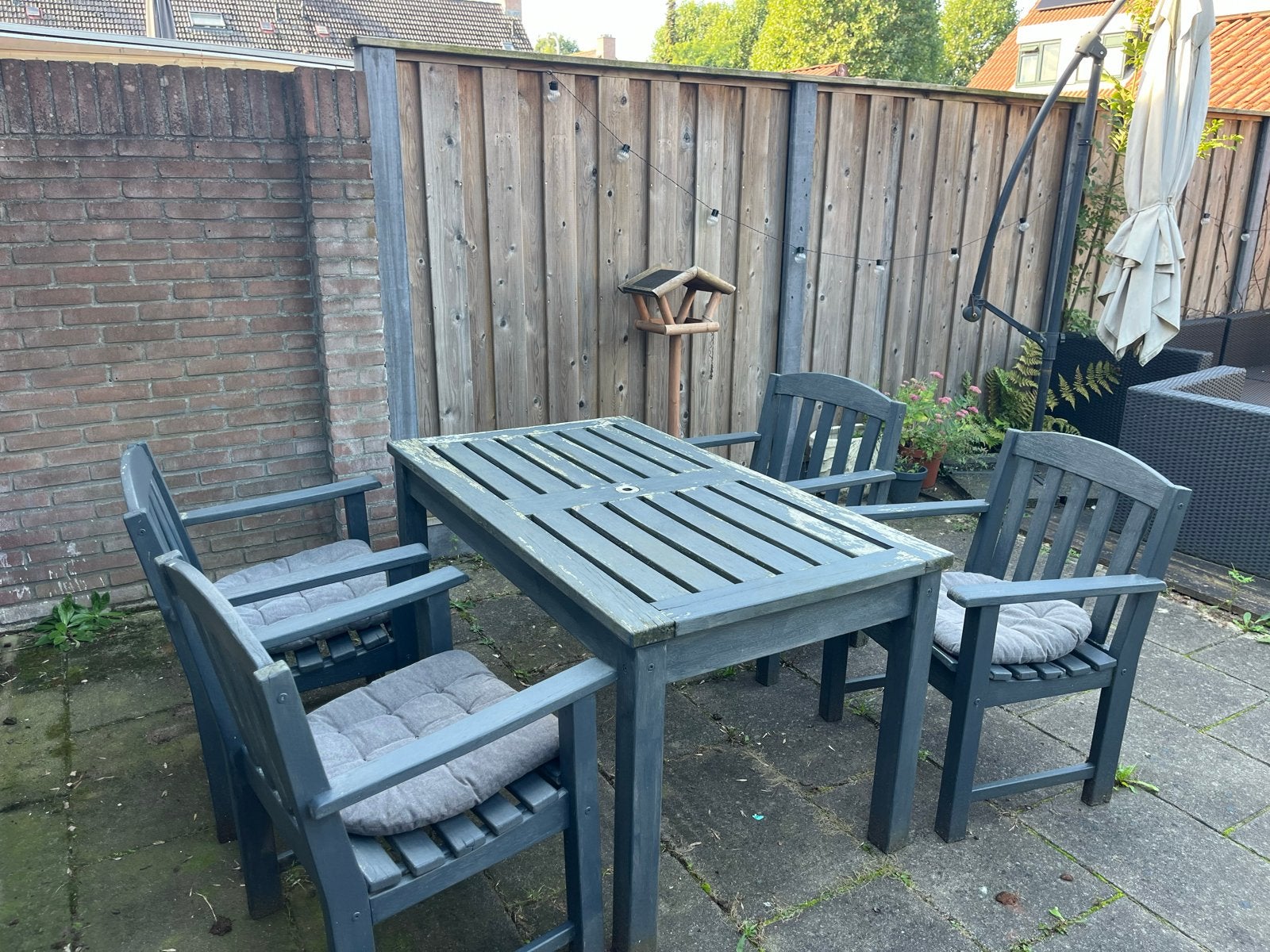 Foto 2 van Robuuste houten tuintafel met 4 stoelen en kussens
