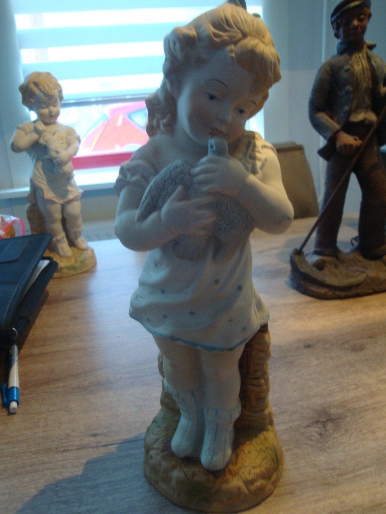 aardewerk beeld meisje met duif, Ophalen of Verzenden